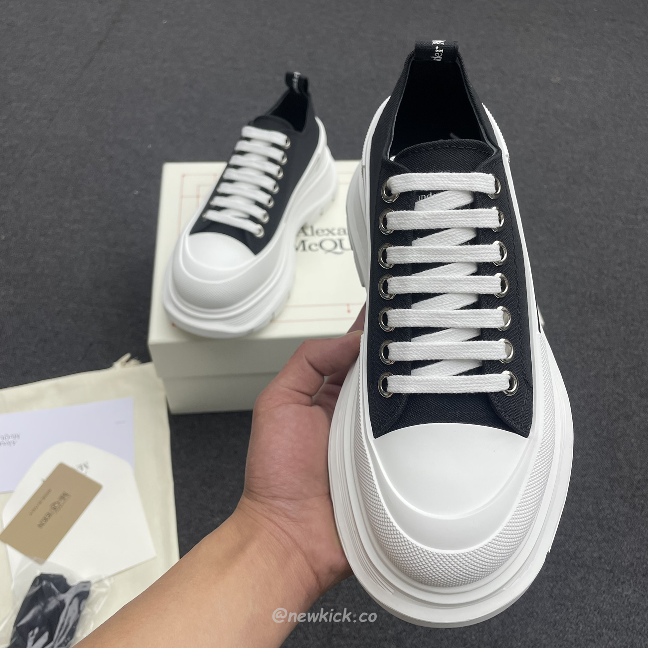Alexander Mcqueen Tread Slick Low Lace Up Black White (9) - www.newkick.vip
